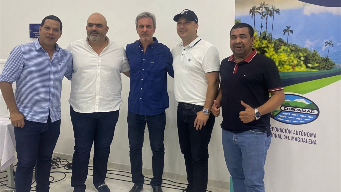 Foto donde se encuentra el Director de CORPAMAG con los cuatro alcaldes elegidos